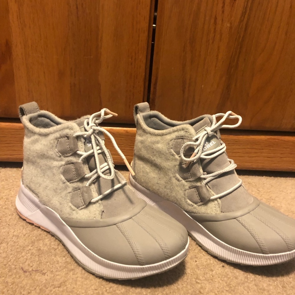 NEW!!Sorel Women's Out 'N About III Classic Duck Boots, Sz 7, Off-White/grey